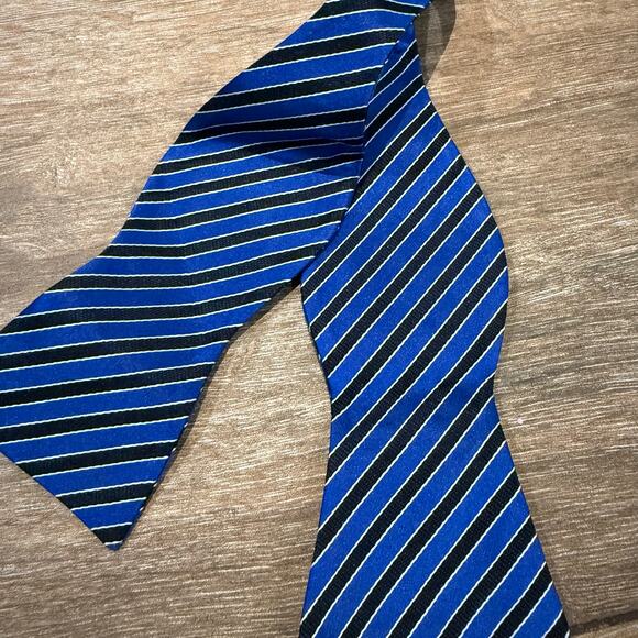 Tommy Hilfiger Bow Tie Blue White striped  2.5" Wide Self Tie Silk - Picture 1 of 4